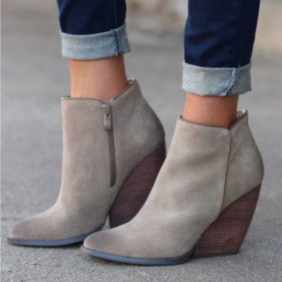 Very Volatile Shoes - Free w/bundle🙃Very Volatile Tan/Gray Ankle Boots size 8